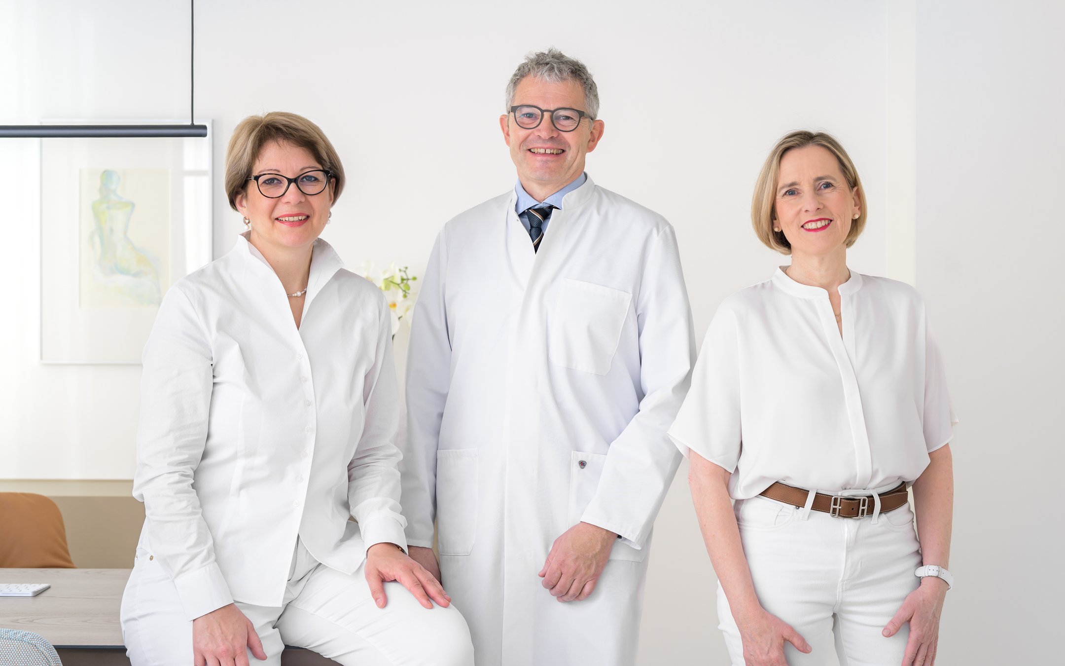Team von drei Ärzten im modernen Medizinbüro (von links nach rechts): Dr. med. Irena Zivanovic-Benedetto, Prof. Dr. med. Volker Viereck, Dr. med. Nicole Viereck.